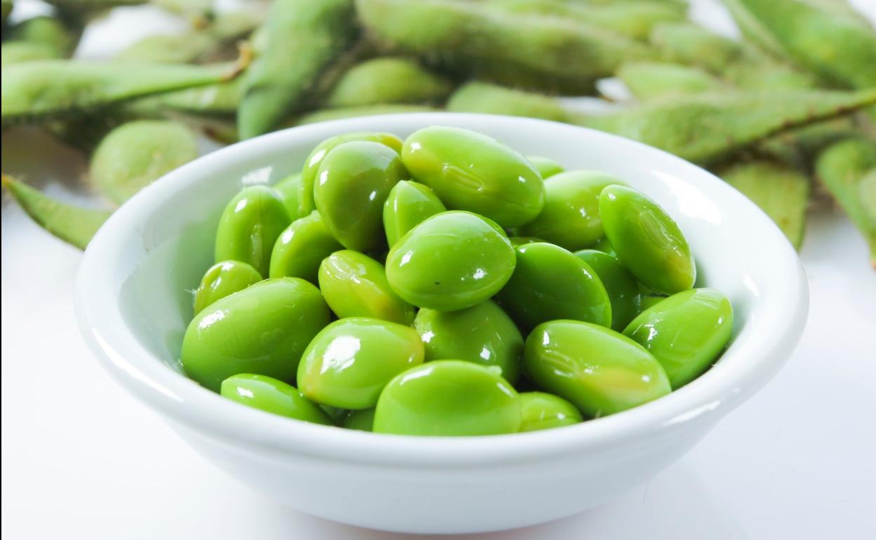 El Edamame, también conocida como judía de soja, es un fabuloso y saludable tentempié. 