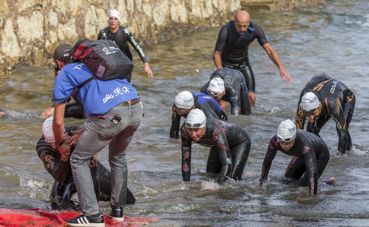 La bajada de la marea hizo que los triatletas se resbalaran al salir del agua. 