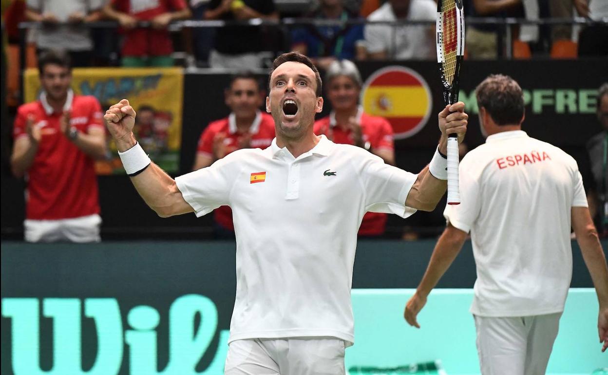 Roberto Bautista celebra la victoria contra Vasek Pospisil. 