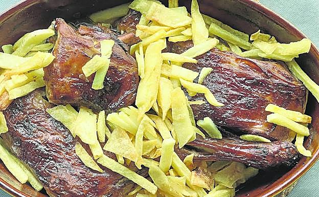 El cabrito asado o al horno es uno de los platos emblemáticos de montaña.