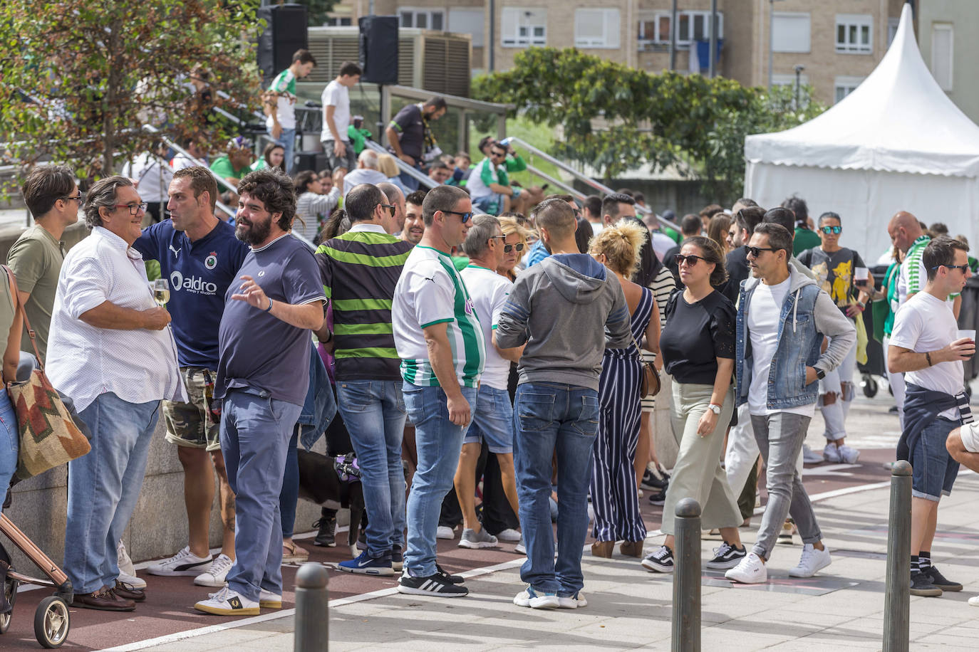 Las peñas se reúnen en el popular barrio santanderino para comer e ir desde allí a los Campos de Sport