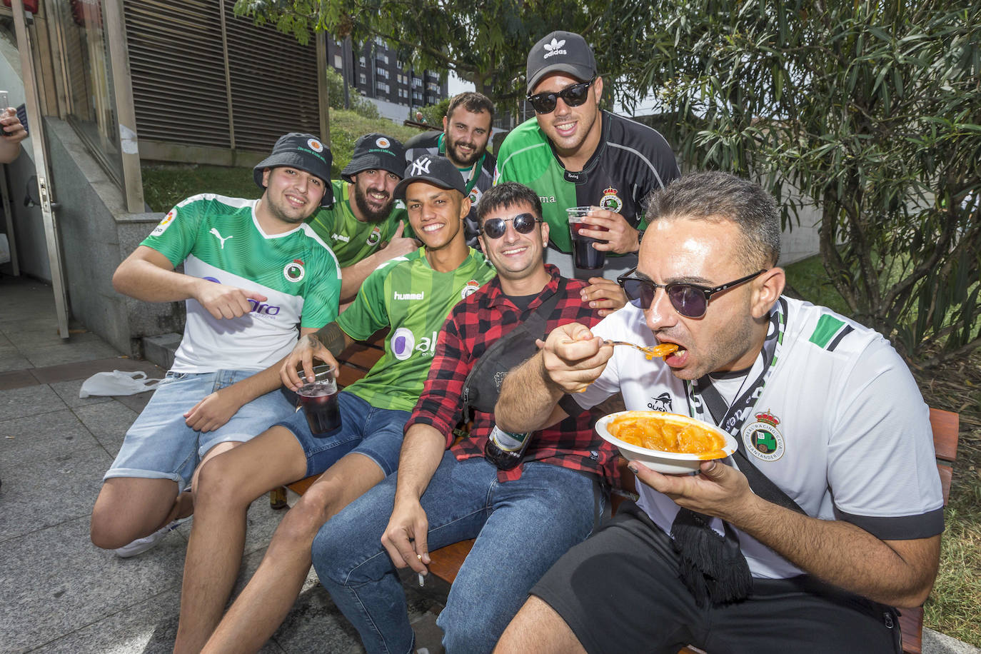 Las peñas se reúnen en el popular barrio santanderino para comer e ir desde allí a los Campos de Sport