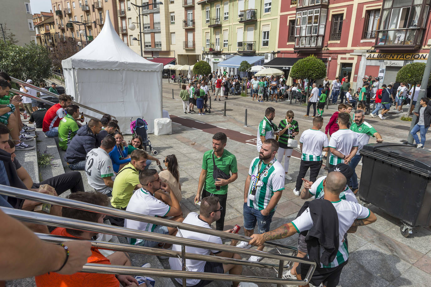 Las peñas se reúnen en el popular barrio santanderino para comer e ir desde allí a los Campos de Sport