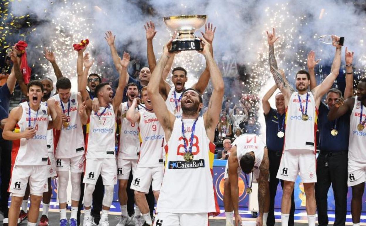 Rudy Fernández levanta el trofeo del Eurobasket.