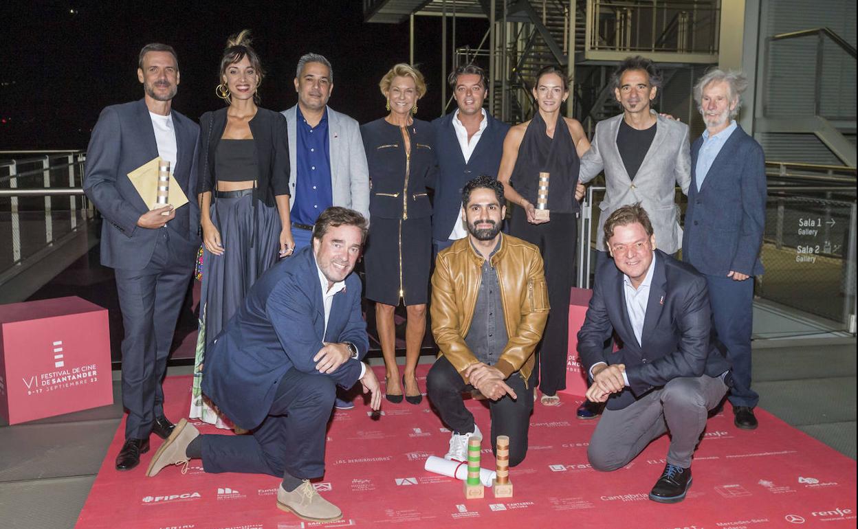 En primer término, Juan Barquín, Alejandro Loayza y Álvaro Longoria. De pie, Daniel Grao, Martina Gusman, Tony López, Lucrecia Botín, Cristóbal García, Carlota González, Pablo Trapero y Mario Pardo, tras la ceremonia de entrega de galardones del festival santanderino.