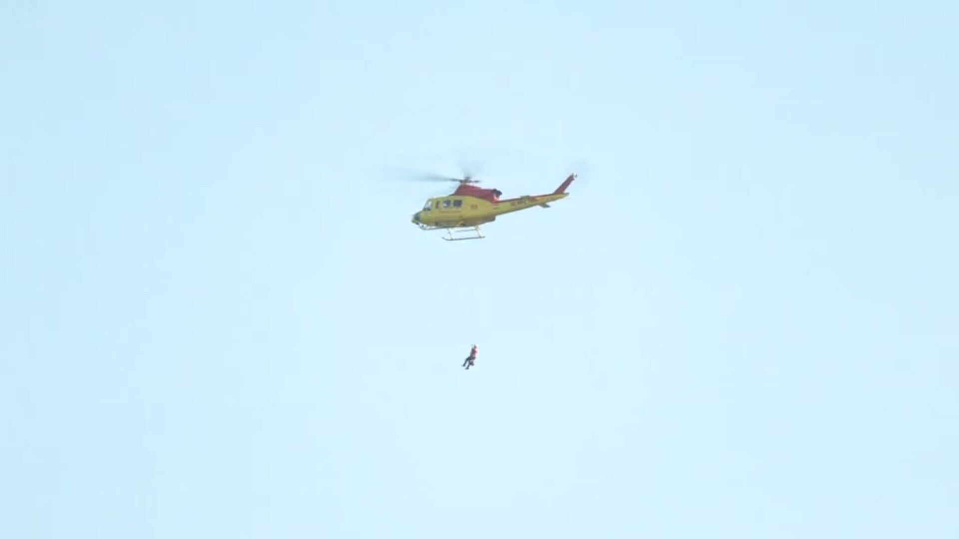 Un helicóptero de emergencias rescata en Calpe a una pareja atrapada en el peñón de Ifach