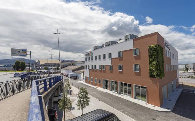 Hotel en Candina, Jerónimo Sainz de la Maza, 30 (tres estrellas). Abierto recientemente, cuenta con 93 habitaciones. Es el único de obra nueva, ya que todos los demás se ubican en edificios rehabilitados. Está localizado junto a una de las principales vías de entrada y salida de Santander, lo que facilita la llegada de los clientes.