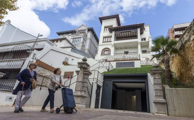 Hotel en el Paseo Menéndez Pelayo, 63 (una estrella). Esta céntrica casona reconvertida en hotel cuenta con nueve habitaciones. En el entorno de Tetuán, se ubica cerca del centro de la ciudad. El hotel, denominado Royal Suite Santander, forma parte de un grupo que cuenta con más inmuebles a lo largo de la ciudad.