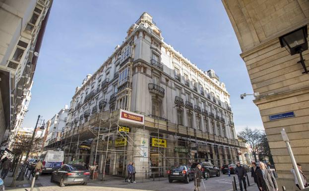 Hotel en el edificio del Club de Regatas. El hotel que ocupa el edificio del Real Club de Regatas, en la plaza Pombo, de cuatro estrellas, con 65 habitaciones y que explota la compañía Soho Boutique Hotels, cerró en julio pocos días después de abrir por no contar con licencia. Su intención es reabrir próximamente.