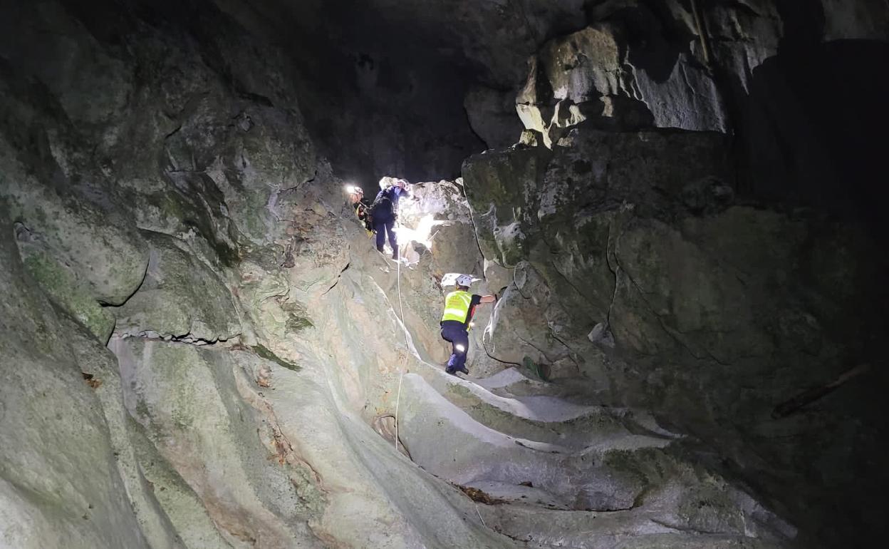 El quipo de rescate durante la actuación en la vía ferrata.