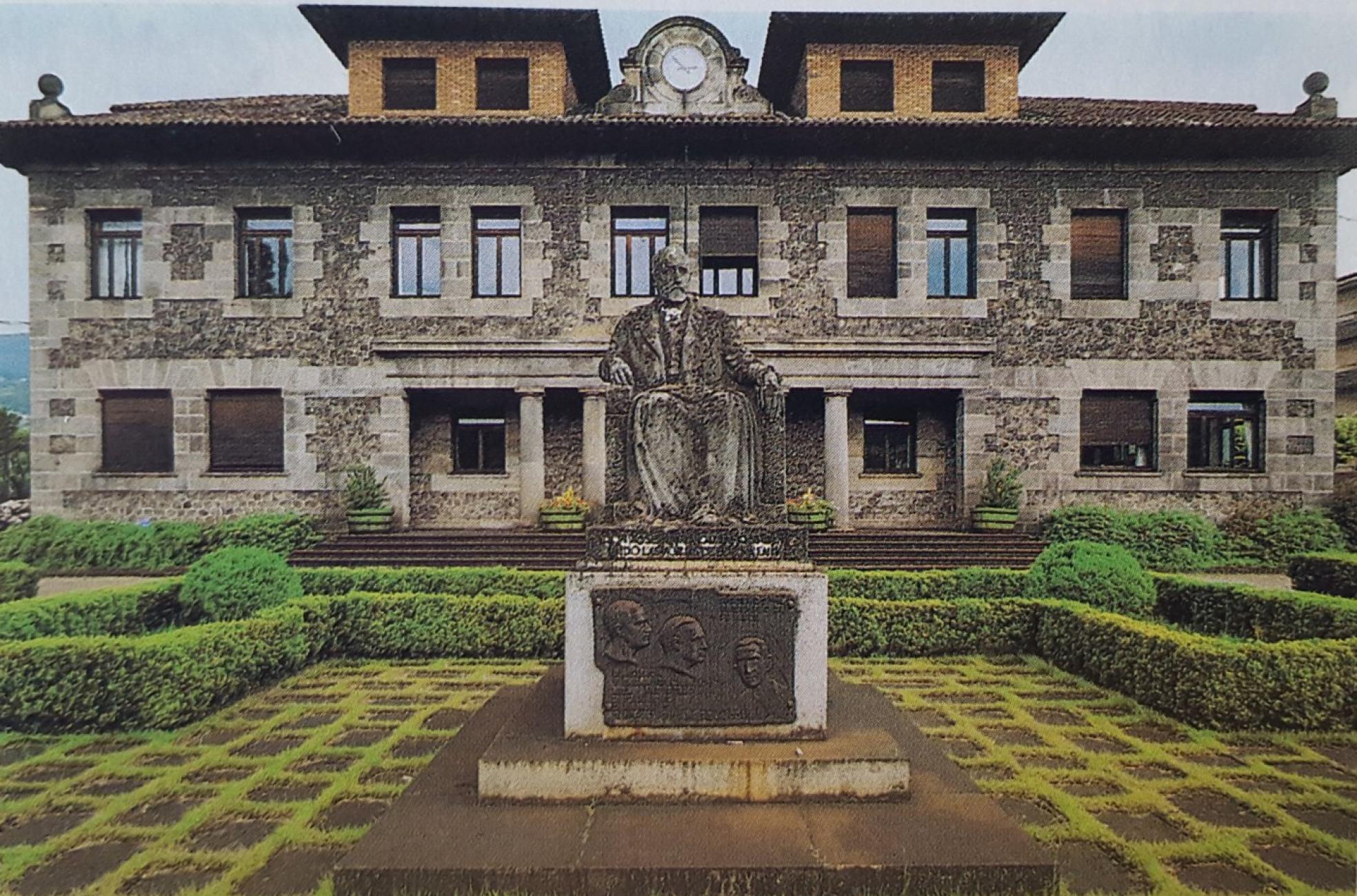 Durante 72 años la efigie presidió la entrada a las oficinas de la empresa Trefilerías Quijano en Los Corrales de Buelna.