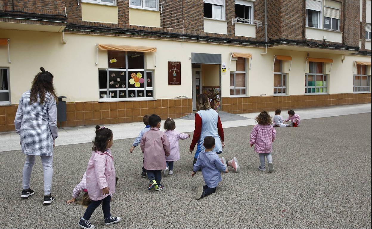 Profesoras y alumnos de una escuela cántabra.