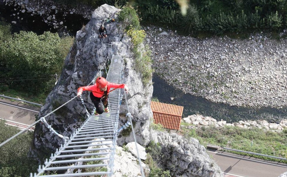 Una aventurera cruza el desfiladero por la nueva escalera que se ha instalado, de un centenar de peldaños 