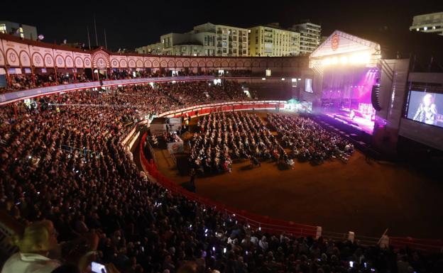 Imagen principal - Un seductor e incombustible Raphael sale por la puerta grande de la Plaza de Toros de Santander