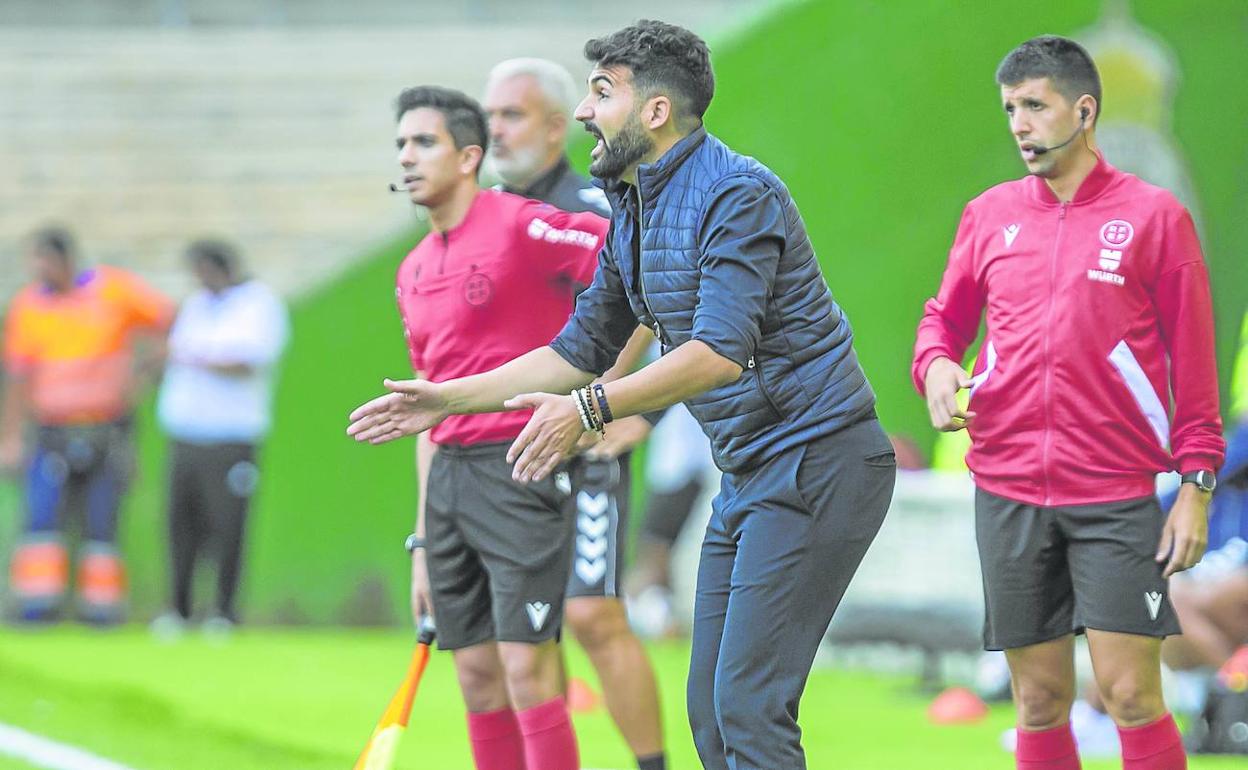 Guille Romo anima a sus jugadores en un momento del partido de ayer en El Sardinero. 