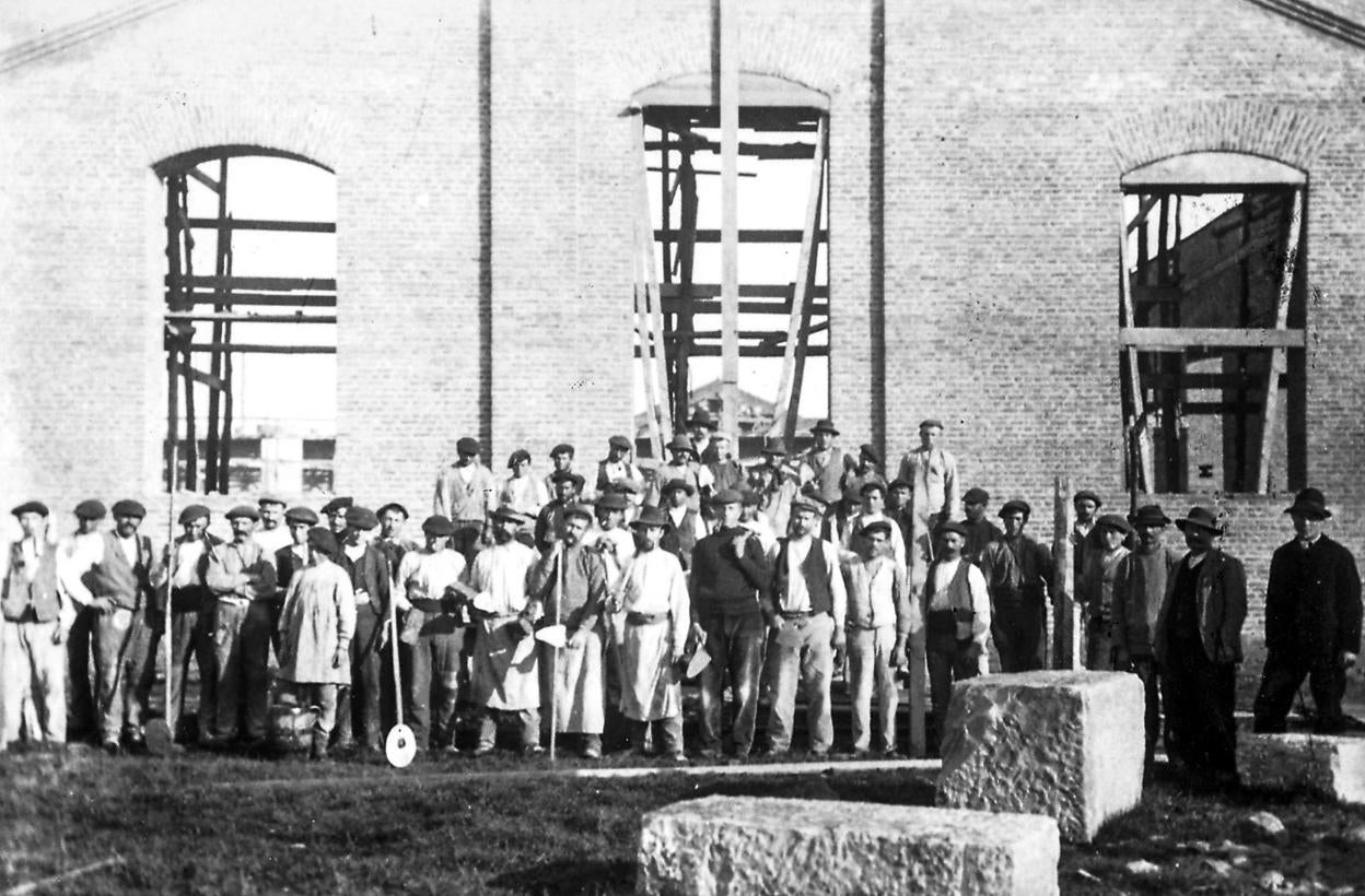 Trabajos en el futuro complejo de Solvay en la localidad cántabra de Barreda, en 1905.