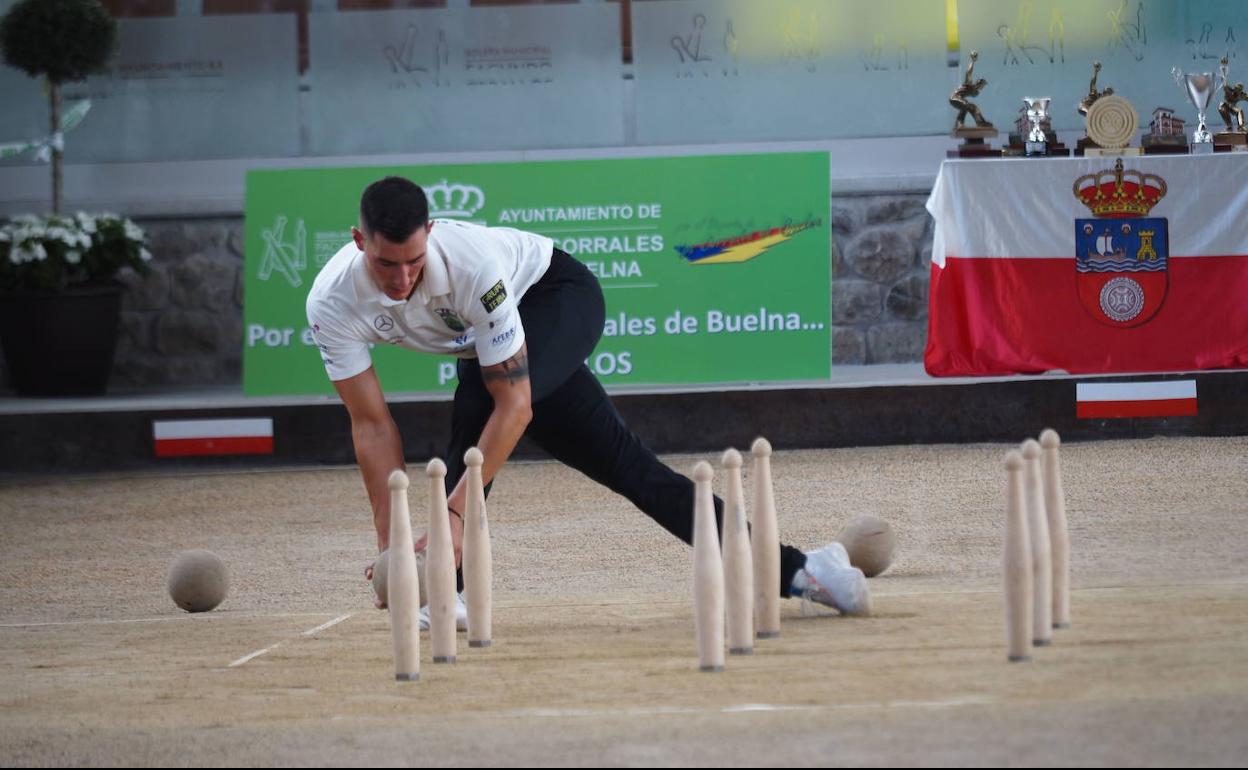 El jugador cántabro, durante un birle.