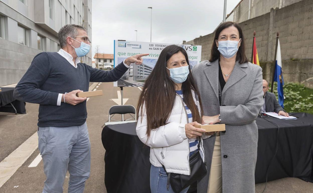 César Díaz, concejal de Fomento, en una entrega de llaves de pisos protegidos.
