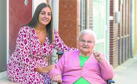 Ana Fernández posa junto a su abuela, Milagros Fernández, junto a la sede de la Asociación de Familiares de Alzhéimer de Cantabria (AFA).