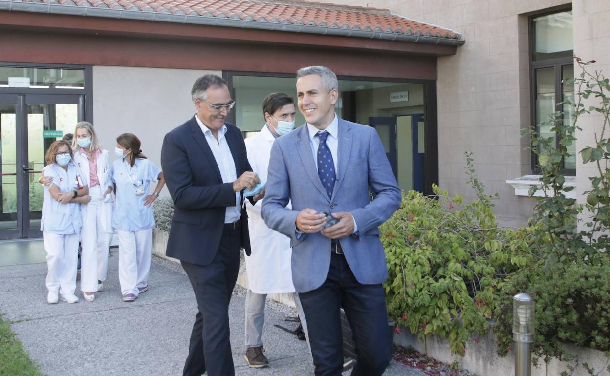 Pablo Zuloaga, a la salida de su visita este miércoles al Hospital Valdecilla junto al consejero de Sanidad, Raúl Pesquera 