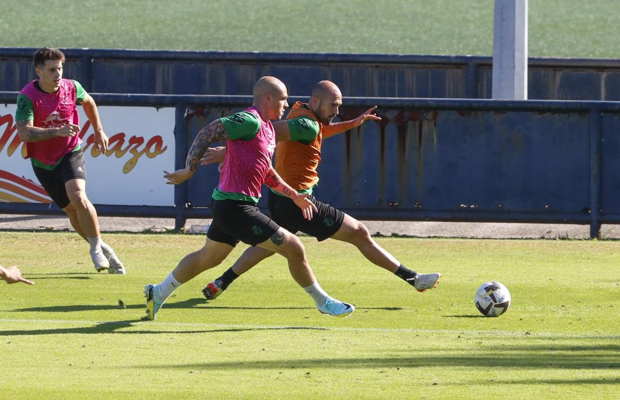 Jorge Pombo y Unai Medina, durante el entrenamiento de ayer en las Instalaciones Nando Yosu.