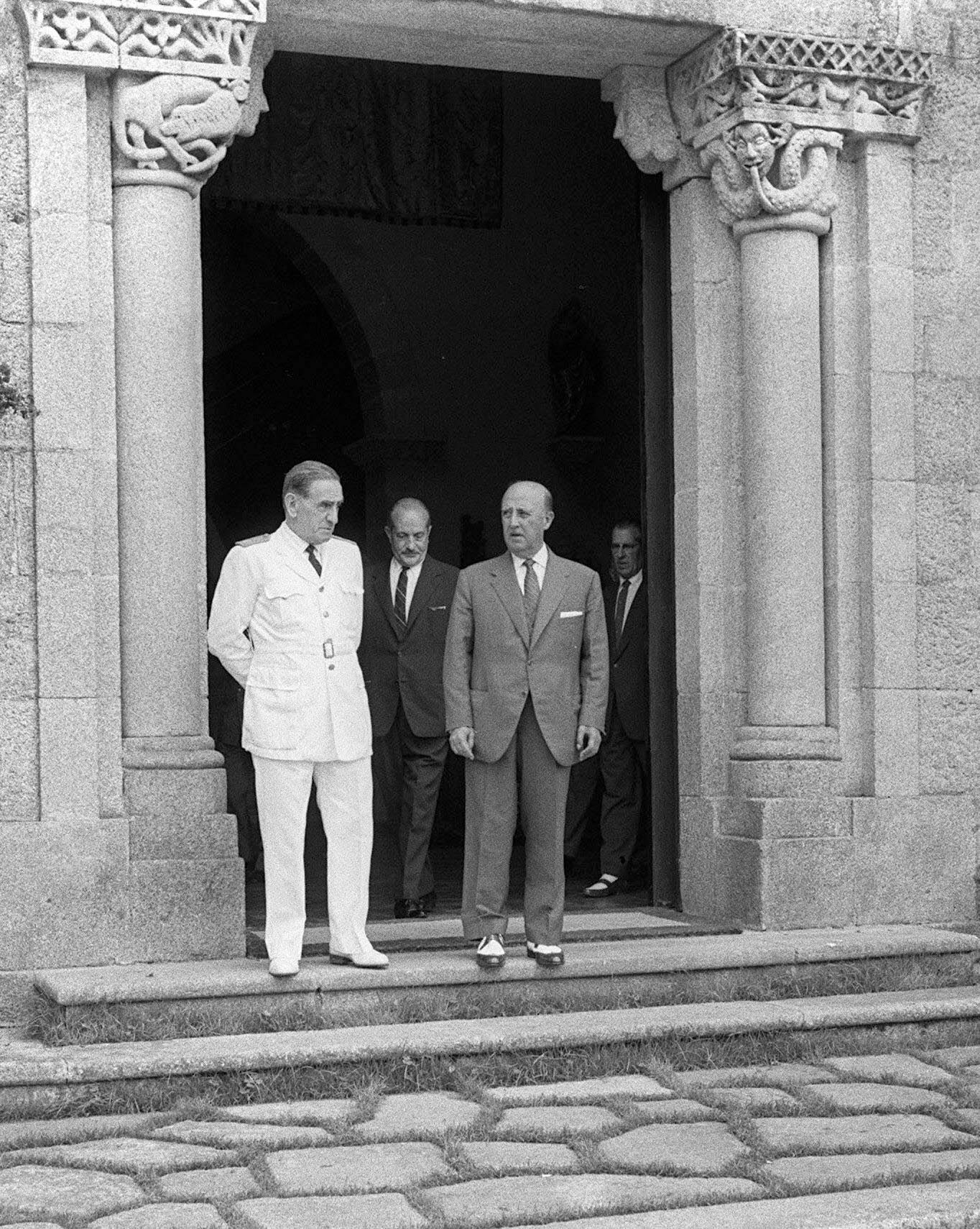 Francisco Franco, junto al designado en 1962 vicepresidente del Gobierno, Agustín Muñoz Grandes, en la puerta principal del Pazo de Meirás.