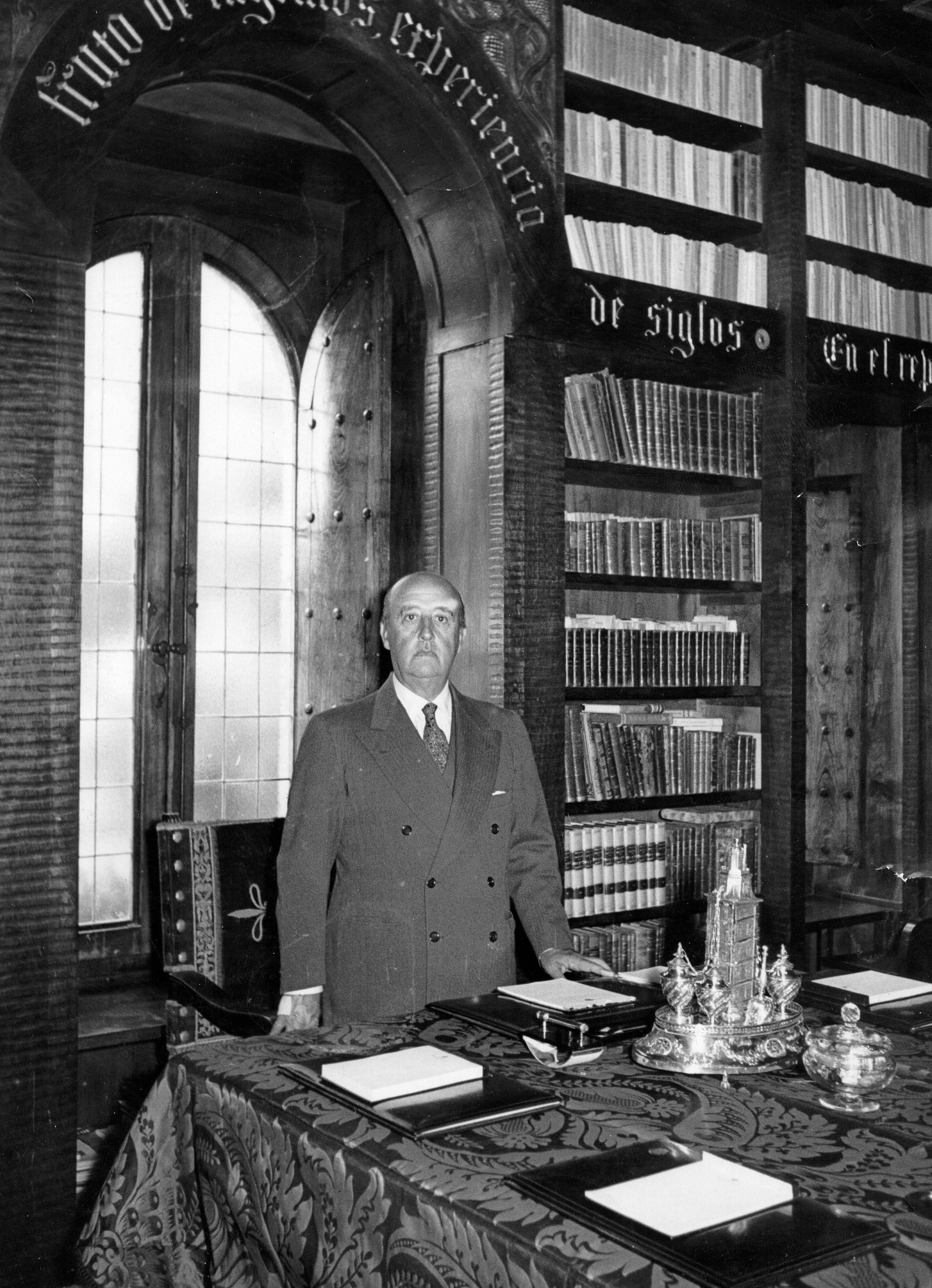 Francisco Franco, en la biblioteca del Pazo de Meirás.