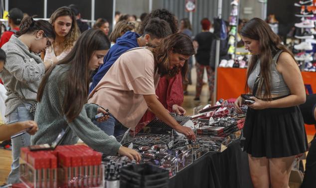 La mayor parte de los mostradores han tenido clientes todo el día.