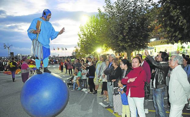 Distintas compañías pusieron la animación en el desfile previo a la llegada del Emperador.