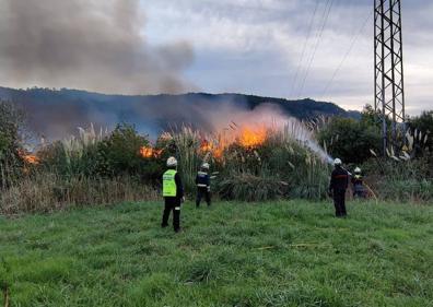 Imagen secundaria 1 - Imágenes del operativo de extinción del incendio en Voto.