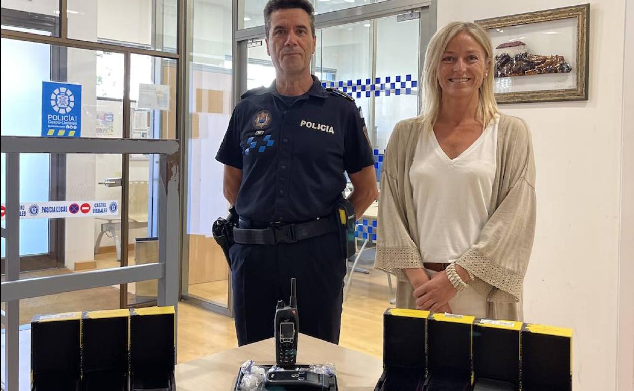 El Jefe de la Policía Local, junto a la alcaldesa, muestran los nuevos dispositivos 