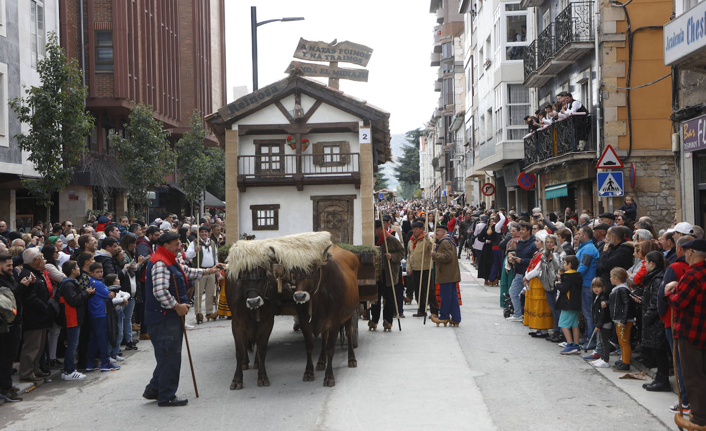 La segunda carreta en desfilar, ‘A Natas fuimos y na traimos’, hecha en Reinosa, recorre las calles de la ciudad entre la multitud de asistentes. 