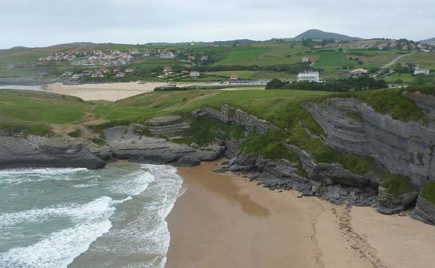 Imagen principal - Arriba: Contar las olas en la playa de Ajo, una de las aficiones de los protagonistas. Abajo: Barneda junto al Faro de Ajo y Mogrovejo y los Picos de Europa también aparecen en el libro.