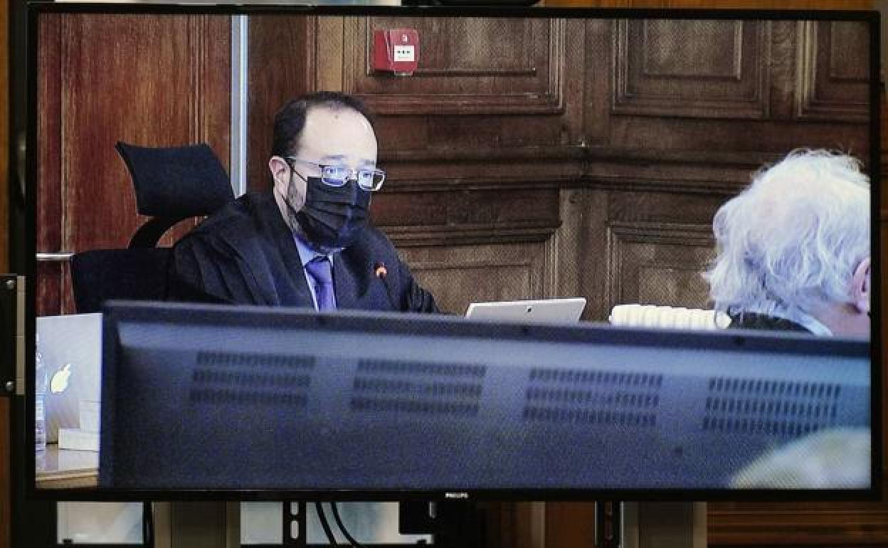 Imagen del juicio a Kote Cabezudo con el fiscal a la izquierda y el acusado a la derecha. 