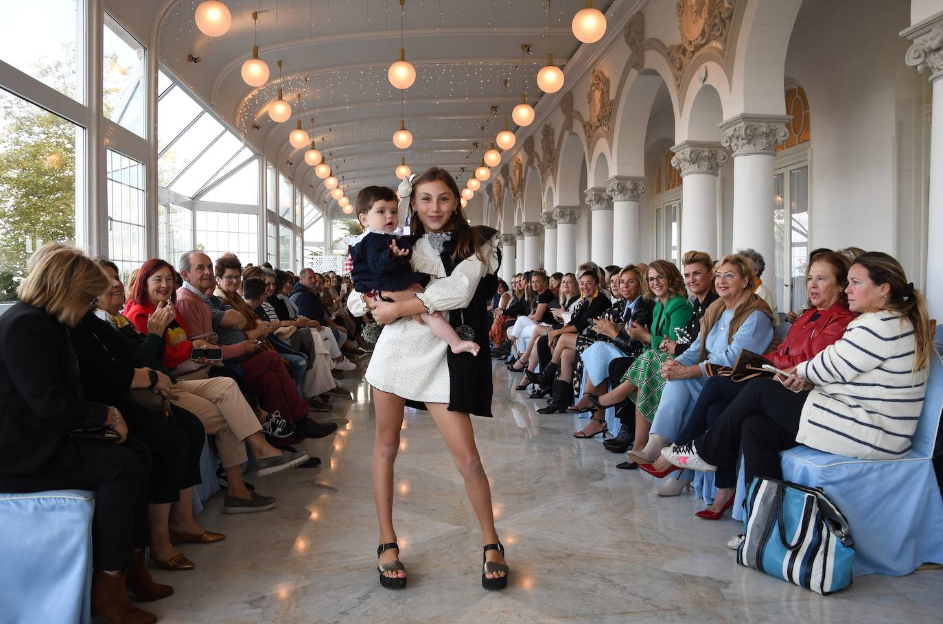 La firma gallega de moda infantil 'La Martinica' fue la encargada de inaugurar los desfiles en el Hotel Real, en los que también participaron la creadora asturiana Elisa Álvarez ('Cyrana') y las cántabras Ana Cuevas ('Ana Ikigai') y Zoa Madrazo ('My Closet')