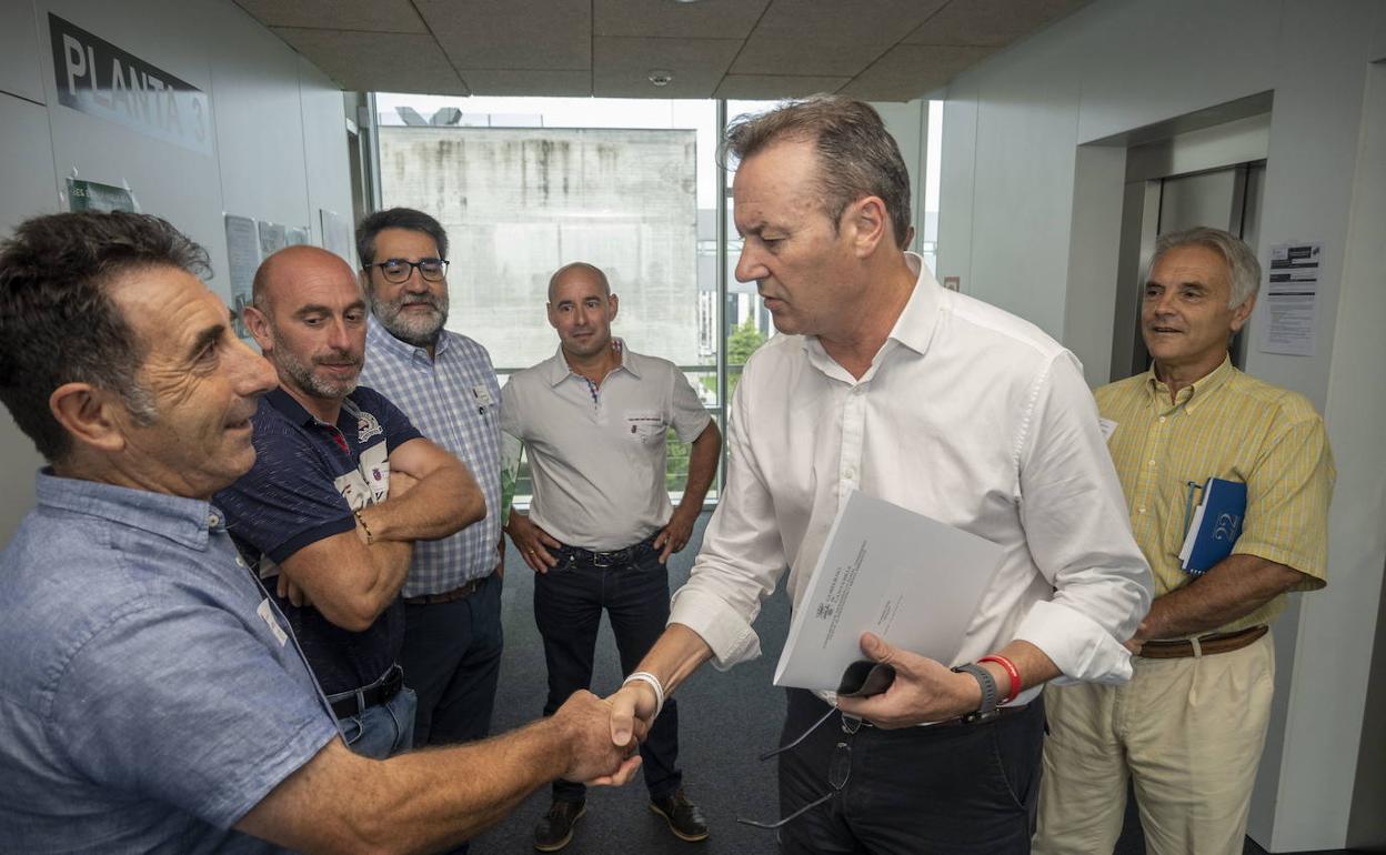 El consejero Blanco, durante una reunión reciente con asociaciones ganaderas 