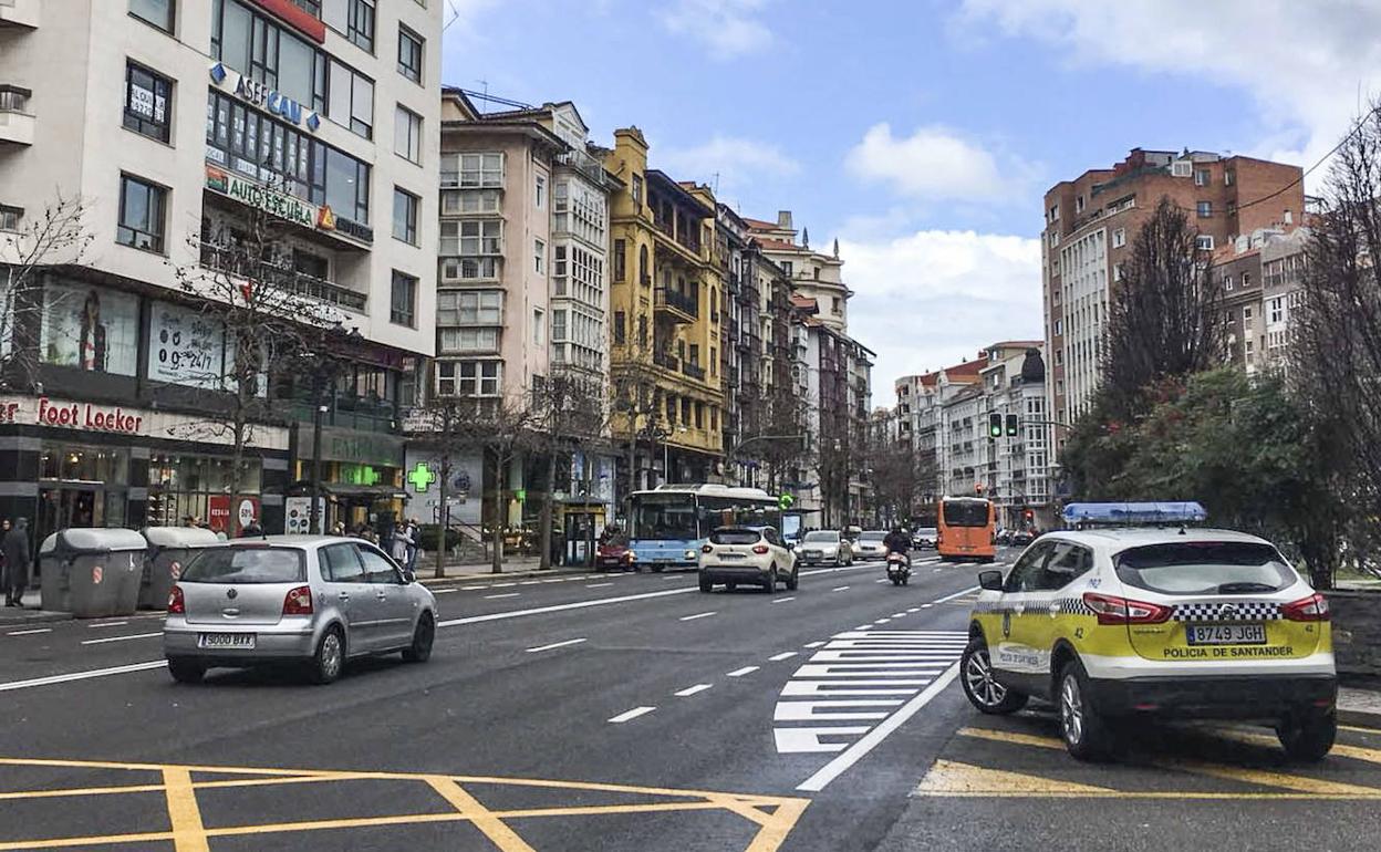 Imagen de archivo de un coche de la Policía Local de Santander en el centro de la ciudad.