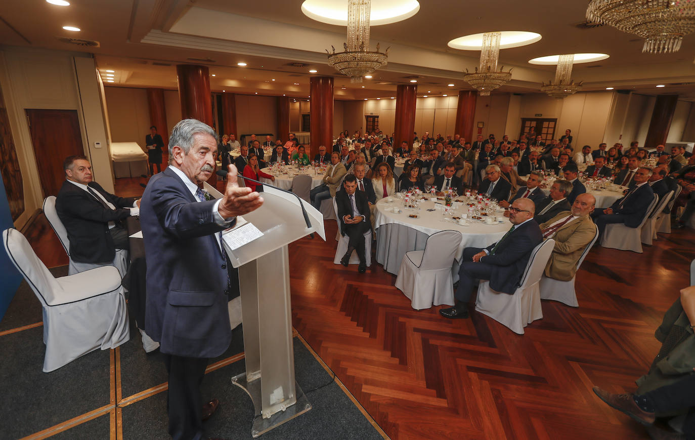 Miguel Ángel Revilla impartió la conferencia 'Combatiendo el pesimismo' en el Foro Económico de El Diario Montañés