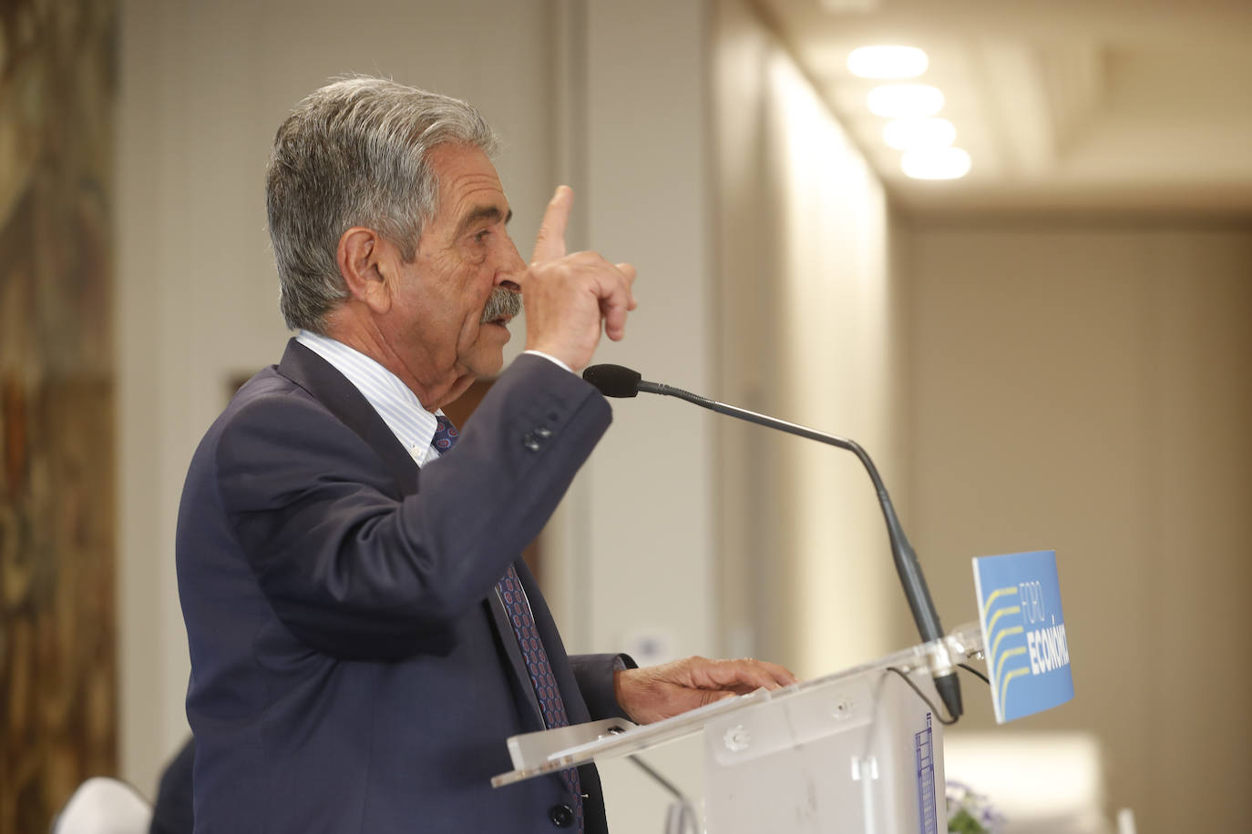 Miguel Ángel Revilla impartió la conferencia 'Combatiendo el pesimismo' en el Foro Económico de El Diario Montañés