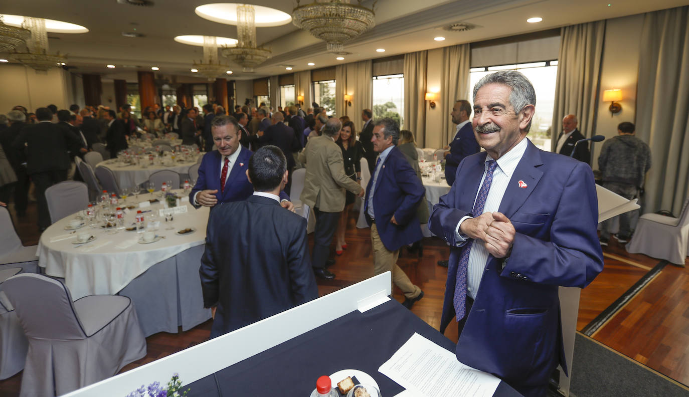 Miguel Ángel Revilla impartió la conferencia 'Combatiendo el pesimismo' en el Foro Económico de El Diario Montañés