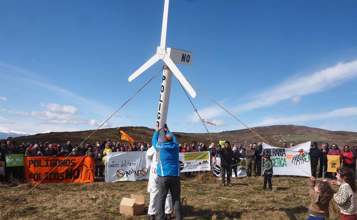 Concentración celebrada en marzo en contra del parque eólico de El Escudo.