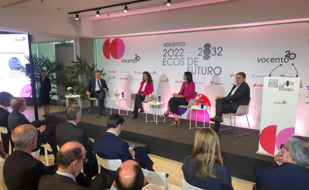 De derecha a izquierda, Javier Malpesa (Novartis), Elena Gil (Telefónica Tech), Carmen de Pablo (Cepsa) y Manuel Álvarez (El Correo) 