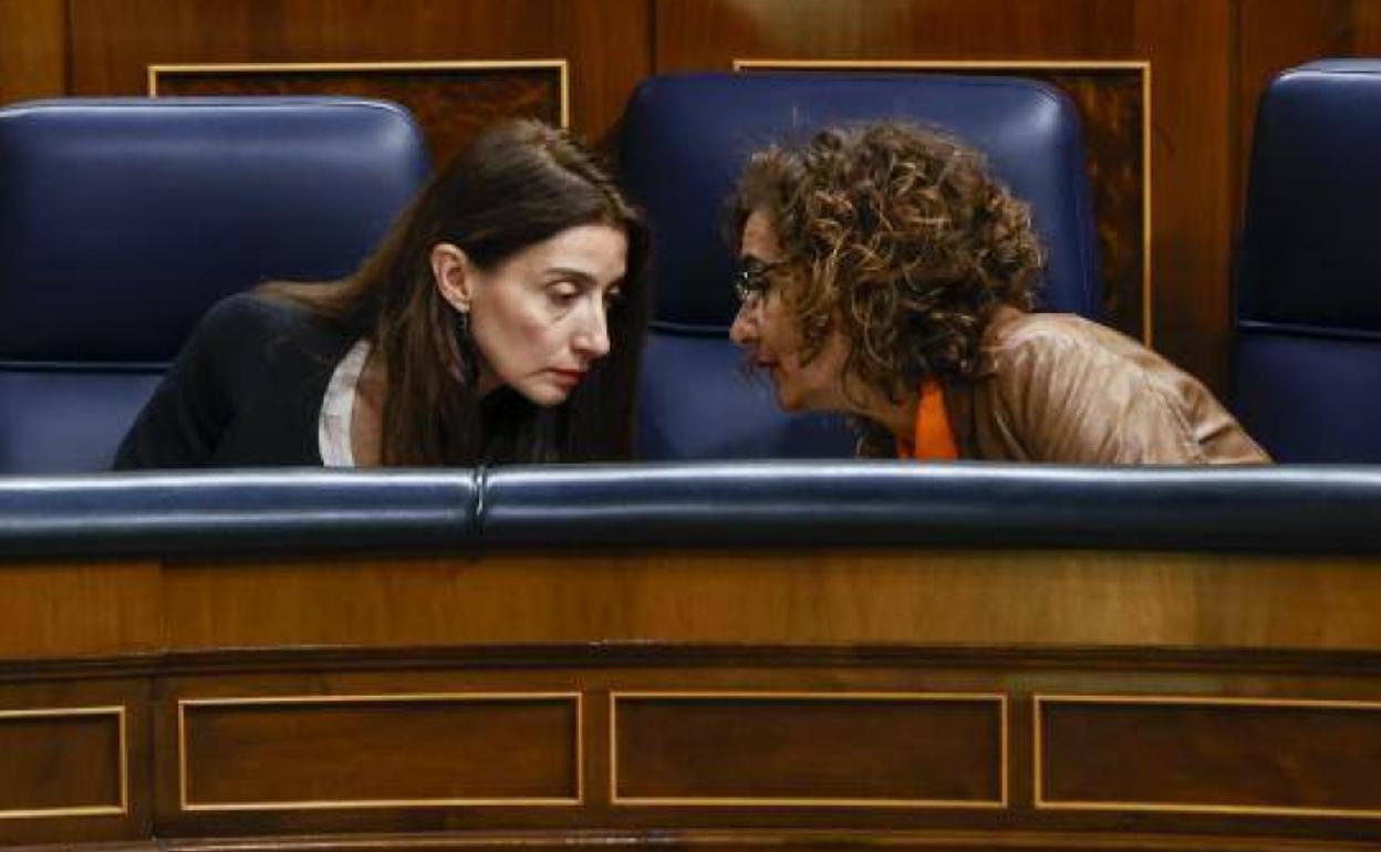 La ministra de Justicia, Pilar Llop, y la de Hacienda, María Jesús Montero, este miércoles en el Congreso.