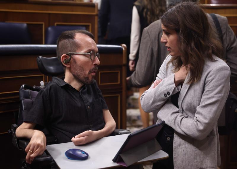 El portavoz de Unidas Podemos en el Congreso, Pablo Echenique y la ministra de Igualdad, Irene Montero, en el Congreso 