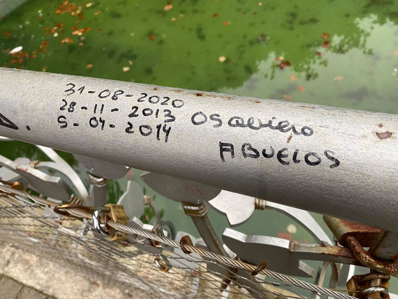 Fotos: Los enamorados también tienen su puente en Santander: casi 300 candados y dedicatorias de amor