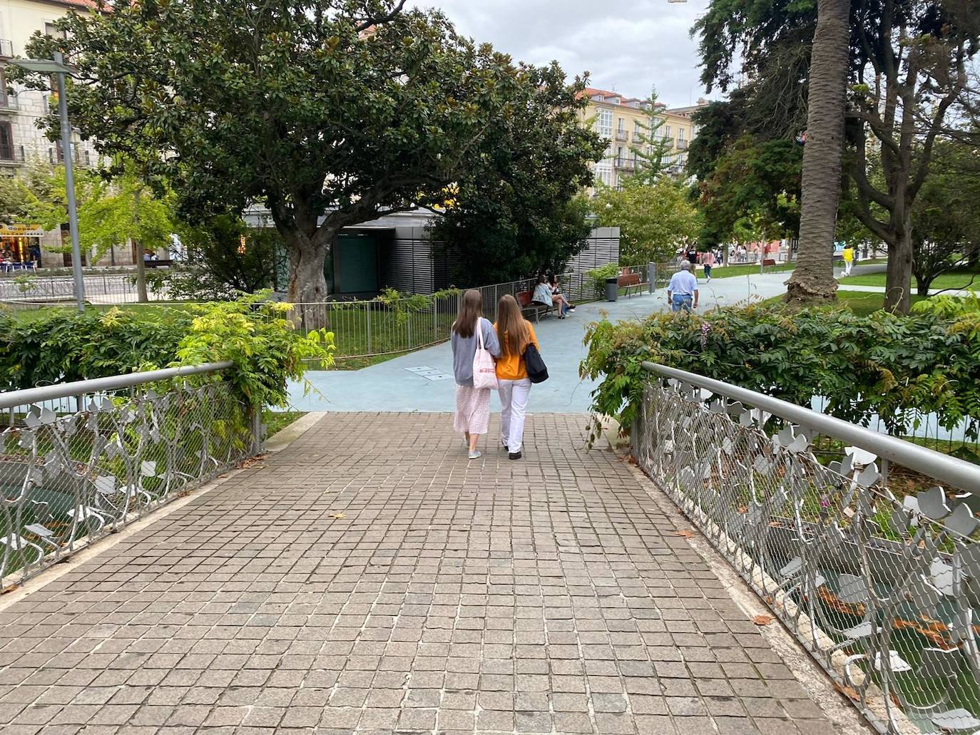 Fotos: Los enamorados también tienen su puente en Santander: casi 300 candados y dedicatorias de amor