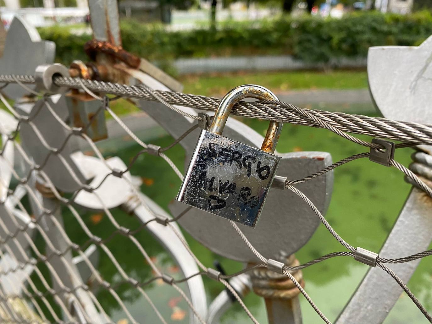 Fotos: Los enamorados también tienen su puente en Santander: casi 300 candados y dedicatorias de amor