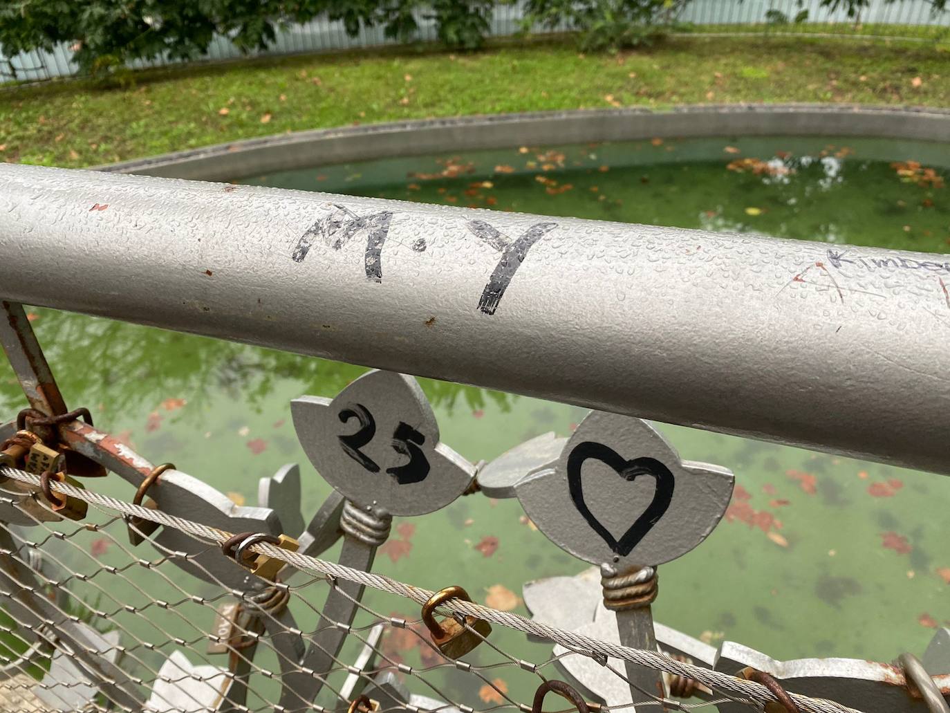 Fotos: Los enamorados también tienen su puente en Santander: casi 300 candados y dedicatorias de amor