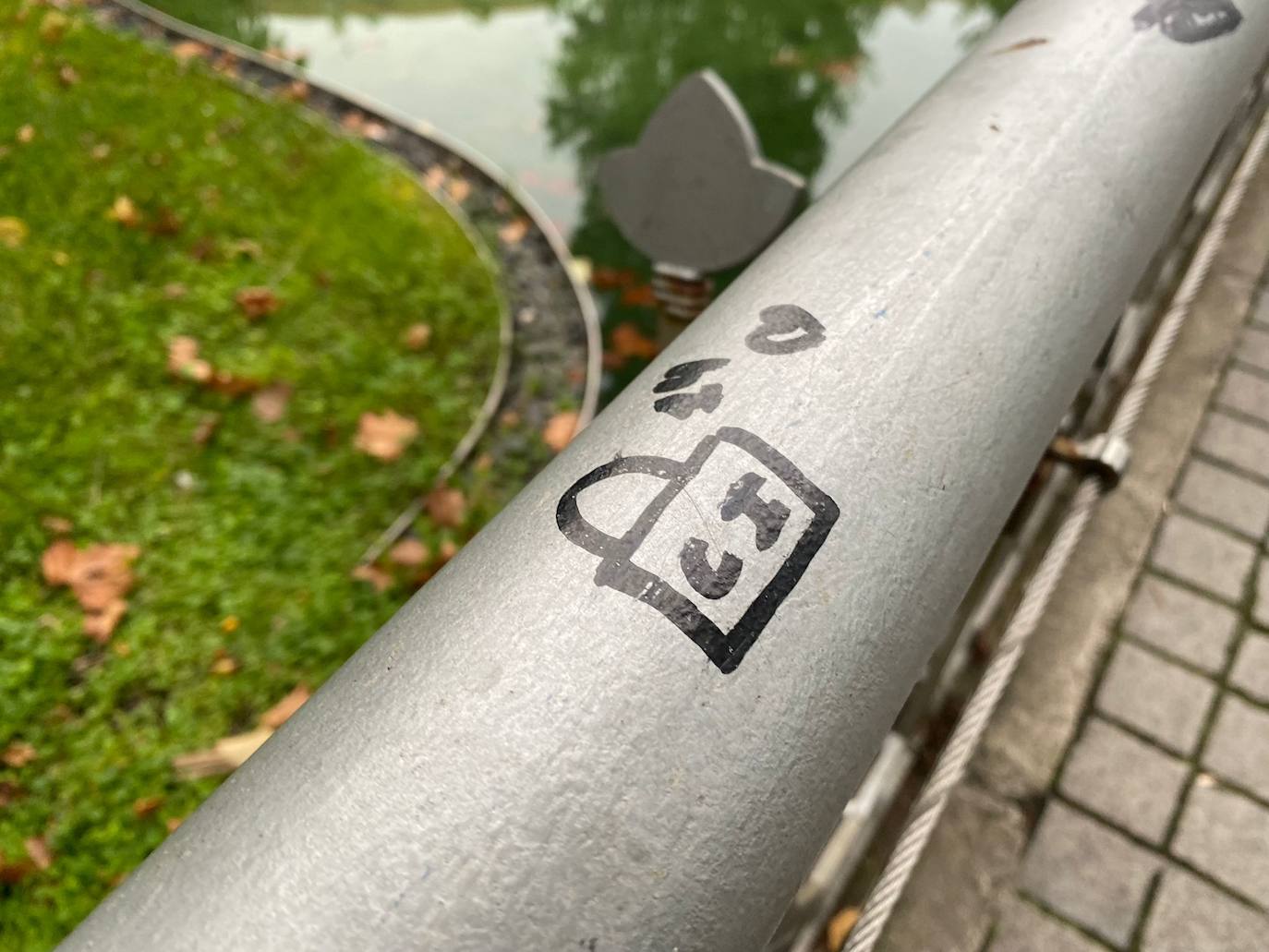 Fotos: Los enamorados también tienen su puente en Santander: casi 300 candados y dedicatorias de amor