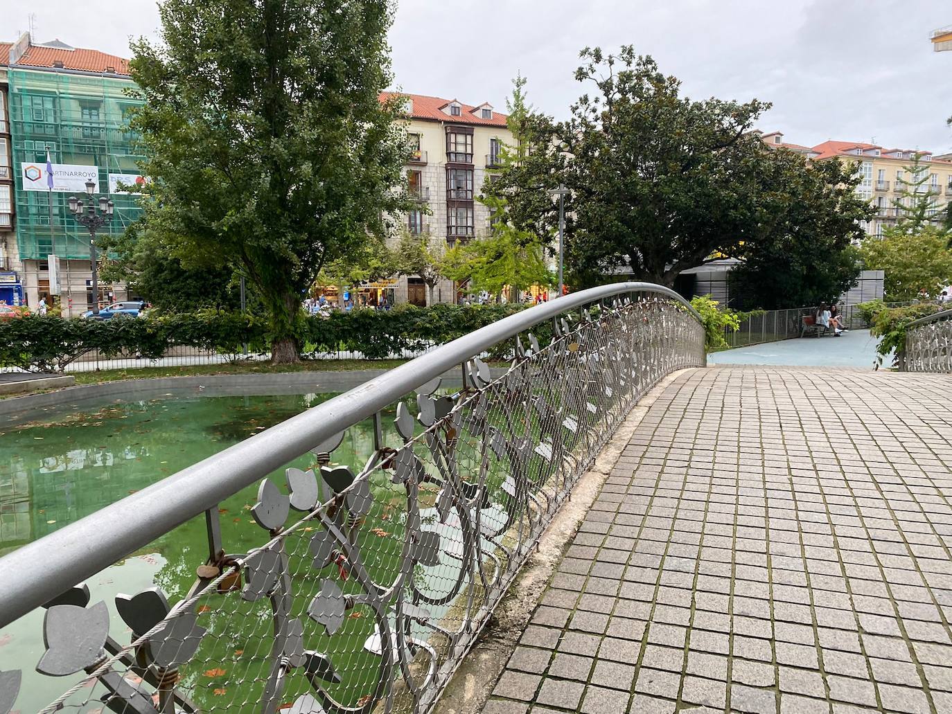 Fotos: Los enamorados también tienen su puente en Santander: casi 300 candados y dedicatorias de amor